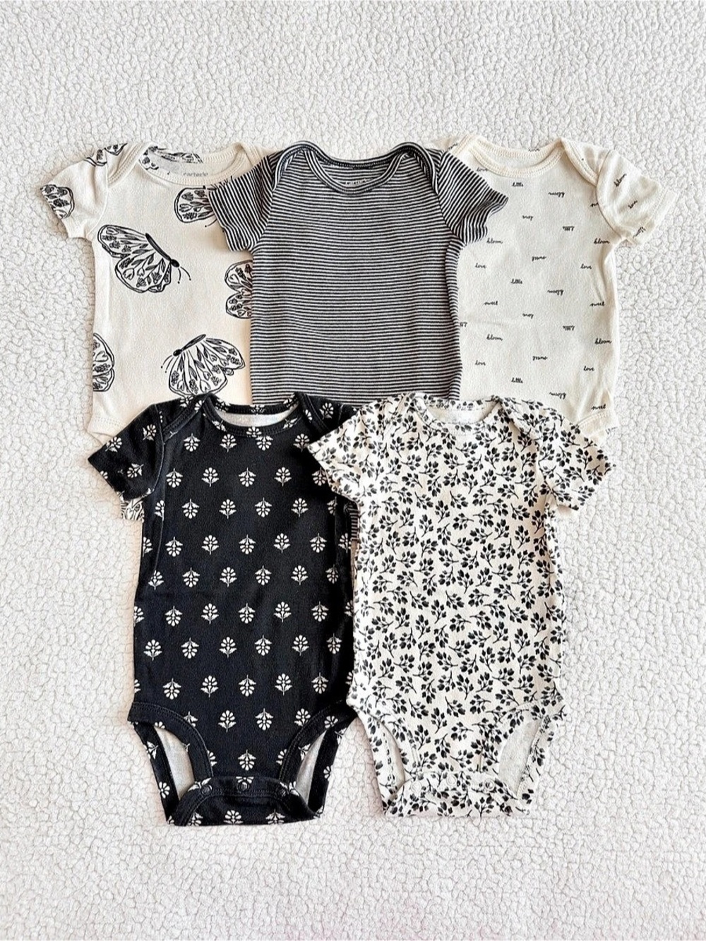 🦋Carter’s 5 Piece Black & White Bodysuit Set Size 3 Months